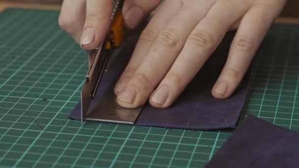 Närbild Läder Master Skärande Läder Handgjorda Och Leatherwork Koncept Process — Stockvideo