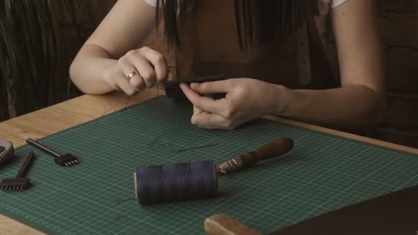 Portefeuille Maître Couture Atelier Travailleur Cuir Travaille Avec Maroquinerie Boutique — Video