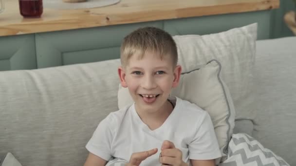 Feliz Família Jovem Passar Tempo Juntos Casa Filho Abraçando Mãe — Vídeo de Stock