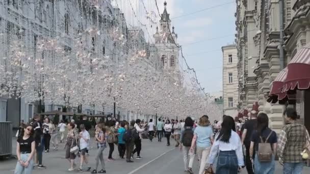 Москва Россия Мая 2019 Года Люди Идут Никольской Улице Возле — стоковое видео