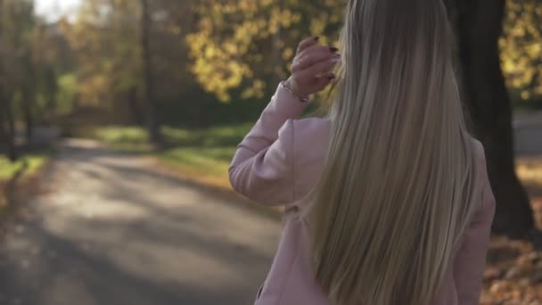 Mooie Blonde Vrouw Loopt Slow Motion Close Portret Van Mooie — Stockvideo