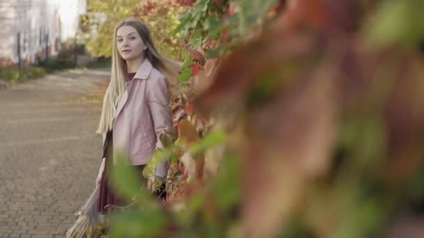 Середній Знімок Привабливої Жінки Рожевій Куртці Відкритому Повітрі Копіювальним Простором — стокове відео