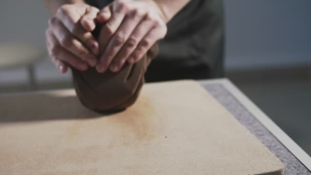 Närbild Potter Händer Knådar Clay Slow Motion Händer Försiktigt Skapa — Stockvideo