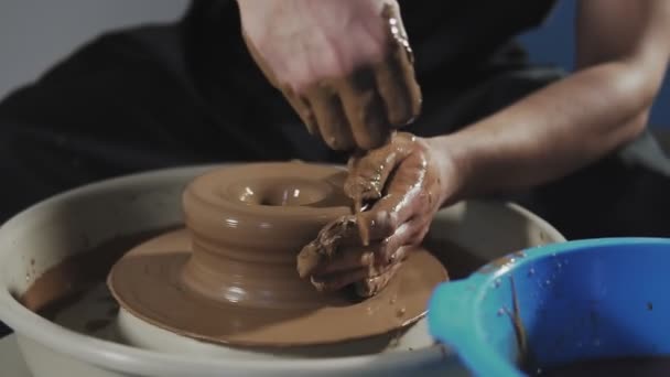 Visão Superior Nas Mãos Oleiro Trabalhar Com Argila Potter Molda — Vídeo de Stock