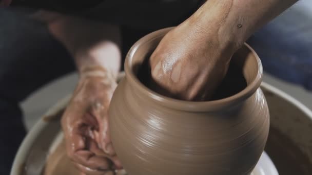 陶芸作品クローズアップのトップビュー 粘土の水差しを作る男の手 ワークショップの彫刻家は粘土からジャグを作ります 手作り クラフト — ストック動画