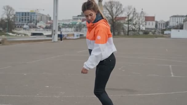 Bruin Haar Meisje Broek Rijden Roller Skates Buitenshuis Zomer Jonge — Stockvideo