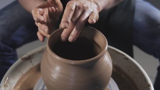 Närbild Händer Försiktigt Skapa Korrekt Formade Handgjorda Från Lera Potter — Stockvideo