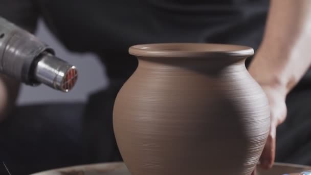 ドライヤー付きポッタードライ粘土ジャグ 粘土の水差しを作る男の手 手作り クラフト スローモーションでクローズアップ ステップバイステップ — ストック動画