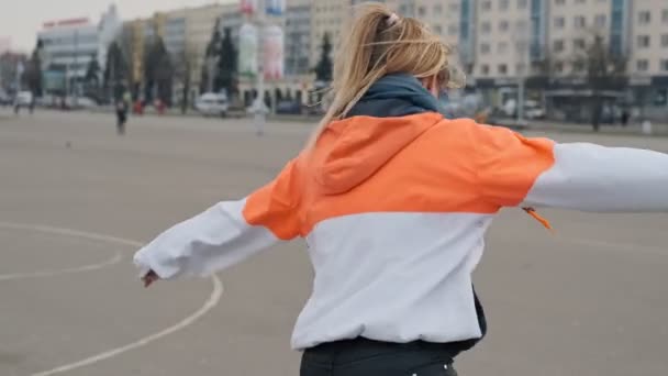 Jovem Cavalga Patins Gira Câmera Lenta Menina Bonita Patins Parque — Vídeo de Stock