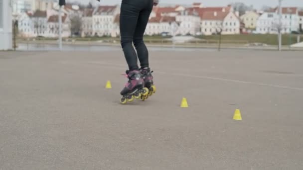 Skate Parkta Paten Üzerinde Güzel Bir Kız Genç Kadın Rollerblading — Stok video