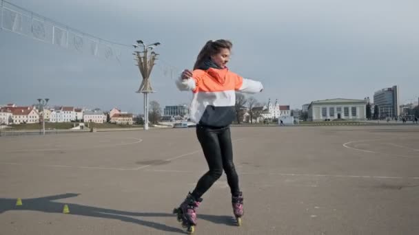 Jonge Vrouw Gaat Rollerblading Buitenactiviteiten Zomer Roller Skating Bruin Haar — Stockvideo