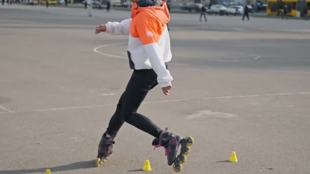 Aantrekkelijke Jonge Vrouw Rijden Roller Skating Straat Stedelijke Achtergrond Close — Stockvideo