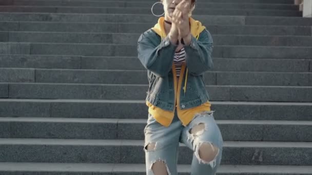 Wanita muda melakukan tarian hip hop modern di tangga di musim panas. Perempuan dalam jins — Stok Video