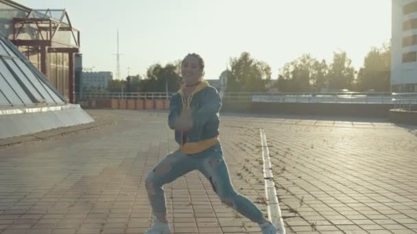 Jovem mulher talentosa realizando movimentos freestyle hip hop apreciando dança ao ar livre — Vídeo de Stock