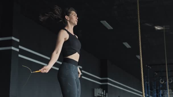 Ejercicios de mujer con cuerda para saltar. Hembra realizando saltar la cuerda de entrenamiento — Vídeos de Stock