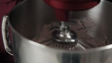 Step adım. Hamur içine malzemeler karıştırma elektronik Mikser