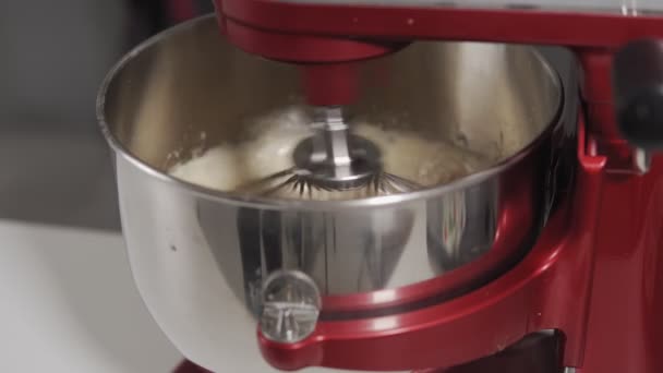 Mutfakta çalışan karıştırıcı ayakta yakından görünümü. Mikser harmanlama maddeleri — Stok video