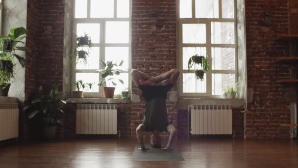 Handstehende Pose Junger Sportlicher Mann Beim Yoga Studio Mit Holzboden — Stockvideo