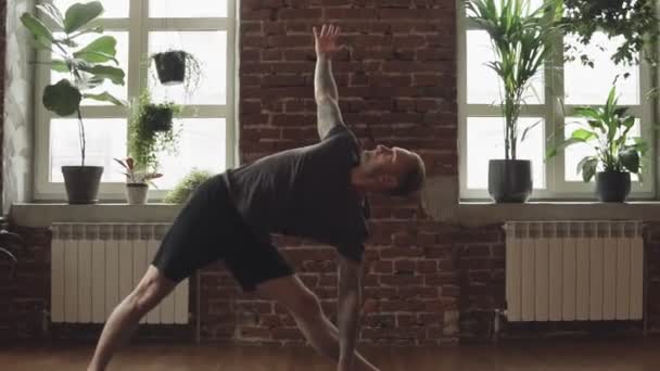 Närbild Ung Man Practice Yoga Pose Studion Med Tegelvägg Slow — Stockvideo