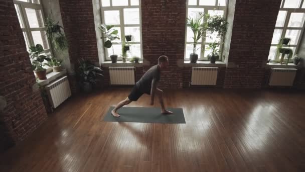 Aantrekkelijke Man Maken Yoga Pose Sportschool Slow Motion Man Praktijk — Stockvideo