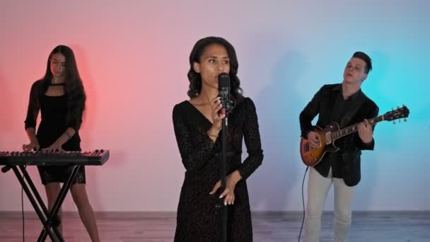 Mujer Afroamericana Con Estilo Cantando Con Banda Estudio Mujer Morena — Vídeos de Stock