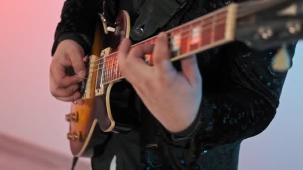 Guitariste Jouant Guitare Électrique Concert Guitariste Frappe Des Cordes Guitare — Video