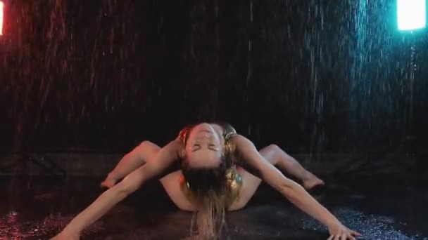 金发女孩在地板上跳舞 穿短裤的女孩在演播室里用雨跳舞 女孩熟练地跳舞 — 图库视频影像