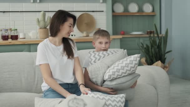 Família Camisas Jeans Vomitar Almofadas Pequeno Filho Tendo Travesseiro Engraçado — Vídeo de Stock