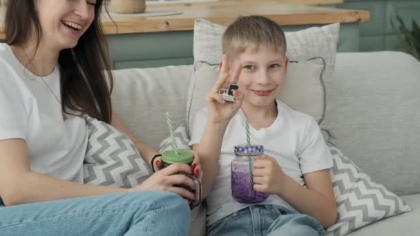 Mamãe Brinca Com Filho Sofá Casa Família Feliz Camisas Jeans — Vídeo de Stock