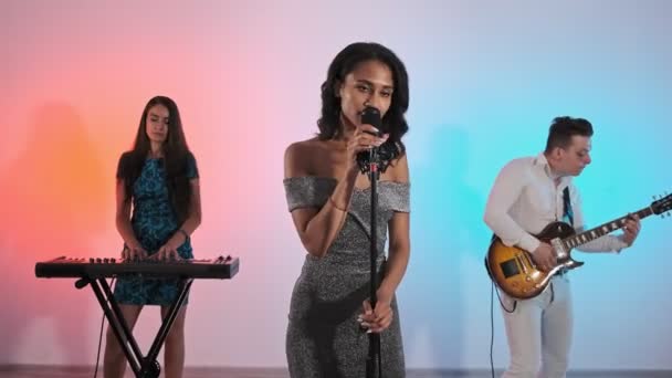 Jovem Cantora Com Banda Rock Durante Sessão Música Cantora Afro — Vídeo de Stock