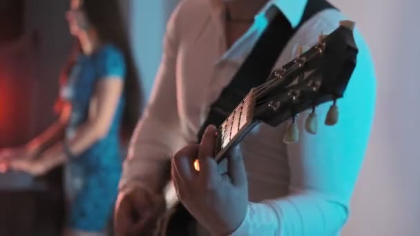 Mens Arms Tiyatro Elektrik Gitar Oynarken Gitarist Yakın Çekim Rock — Stok video