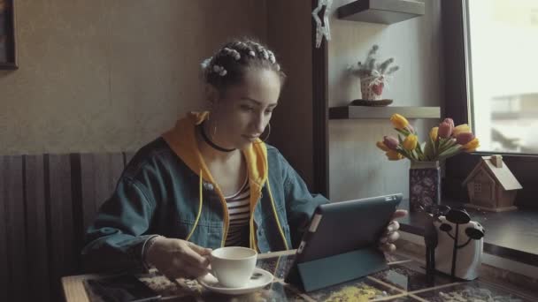 Femme Utilisant Smartphone Naviguant Sur Les Réseaux Sociaux Boire Café — Video