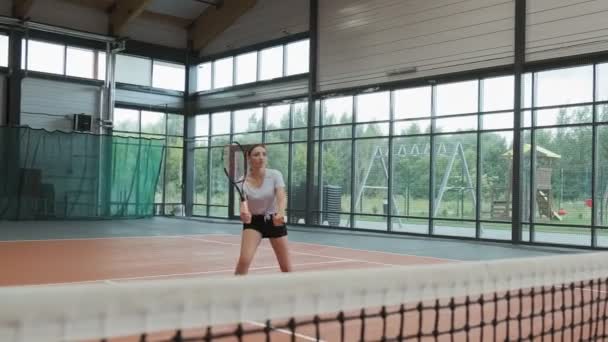 Ung Kvinna Slår Tennisboll Med Racket Personer Som Spelar Tennis — Stockvideo