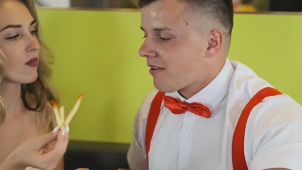 Mekanda Patates Kızartması Yiyen Düğün Çifti Damat Gelin Kafede Patates — Stok video