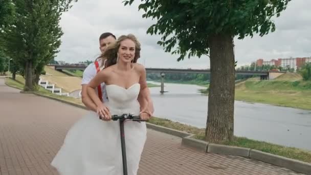 Joyeux Couple Jeunes Mariés Amusant Sur Scooter Électrique Étreindre Mariée — Video