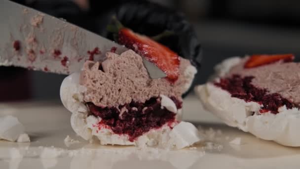 Gros Plan Gâteau Coupe Boulanger Crème Fraise Ralenti Couteau Coupe — Video