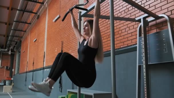 Young Woman Training Abs Hanging Horizontal Bar Beautiful Blonde Woman — Stock Video