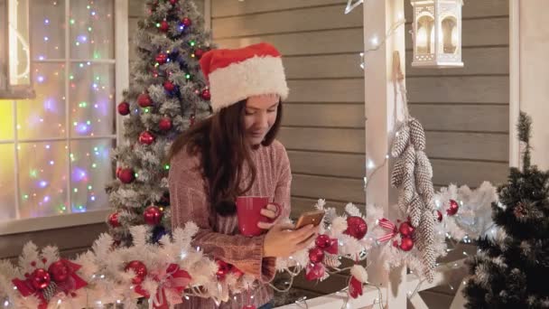 Pěkná Kavkazská Ženská Verandě Vzkaz Přitažlivá Brunetka Santa Klause Pulovru — Stock video