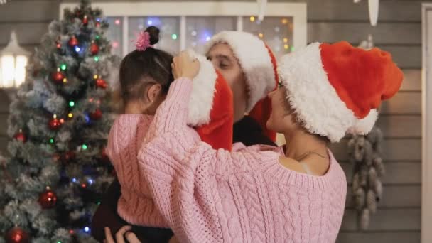 Junge Glückliche Familie Von Mutter Vater Und Kleine Tochter Pullovern — Stockvideo