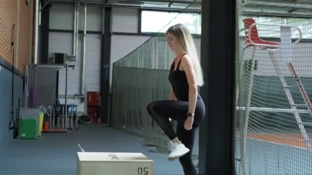 Mujer Joven Haciendo Saltos Caja Gimnasio Chica Saltando Caja Madera — Vídeos de Stock