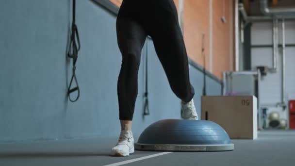 Fit Kadın Lastik Yarımküre Ile Spor Salonunda Çömelme Siyah Spor — Stok video