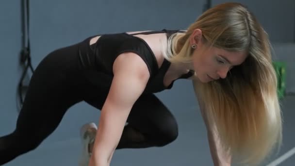 Hermosa Mujer Atlética Hace Ejercicio Tablón Corriendo Gimnasio Primer Plano — Vídeos de Stock