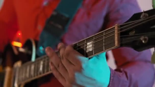 ギターを弾く男の手のクローズアップ 弦楽器 エレキギターで演奏する男性ミュージシャンの手 — ストック動画