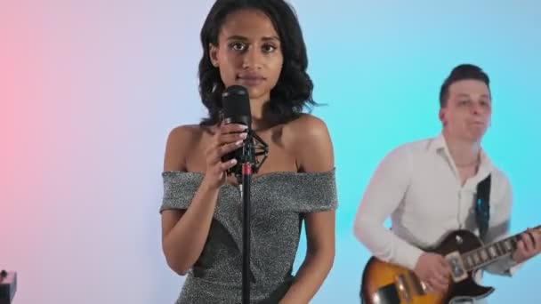 Bela Mulher Afro Americana Cantando Com Sua Banda Estúdio Mulher — Vídeo de Stock