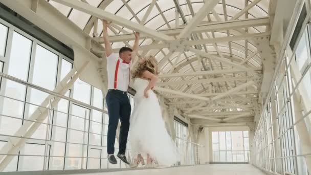 Braut Und Bräutigam Beim Hochzeitstag Braut Springt Und Versucht Ihren — Stockvideo