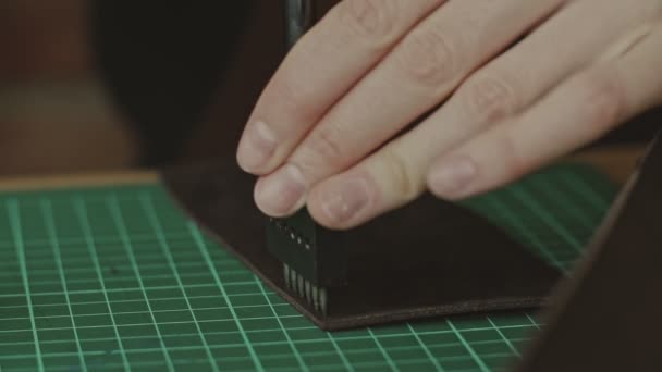 Ремесленник Пробивает Дыры Процесс Производства Кожаного Бумажника Кожаные Изделия Ручной — стоковое видео