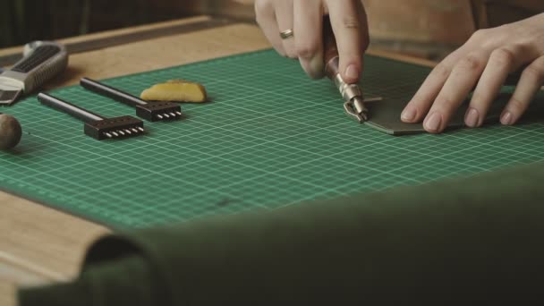 Vrouwelijke Skinner Tekent Lijn Voor Gaten Door Speciaal Gereedschap Drukken — Stockvideo