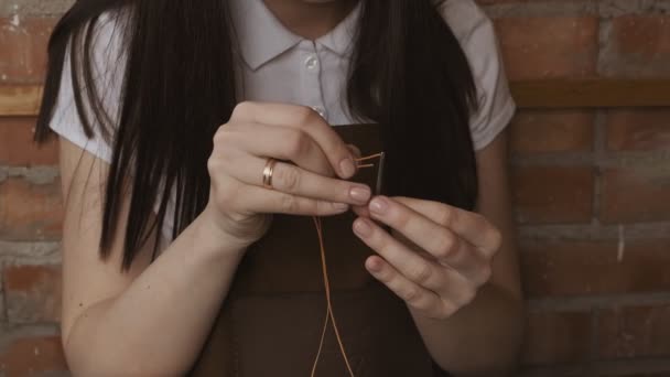 Cartera Costura Maestra Cuero Taller Primer Plano Del Trabajador Del — Vídeo de stock