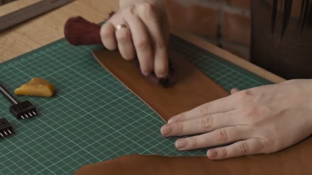 Professionella Kvinnliga Hantverkare Händer Polering Bit Läder Handgjorda Craftsman Slipläder — Stockvideo