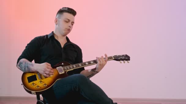 Tiro Medio Del Joven Sentado Con Guitarra Guitarrista Masculino Camisa — Vídeo de stock